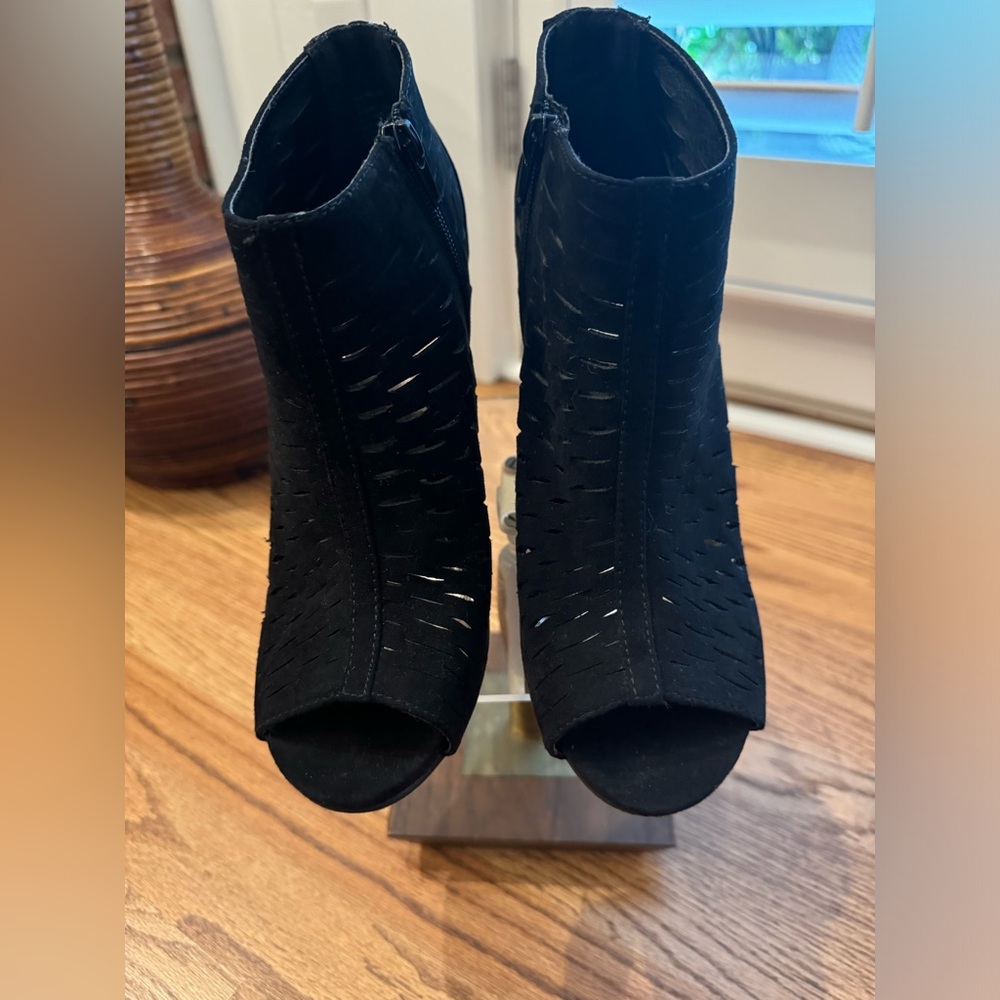 Madden Girl by Steve Madden blk suede booties size 91/2